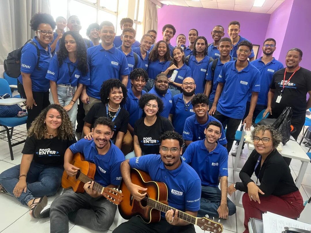 Turma de alunos do curso gratuito de tecnologia Ford <Enter>